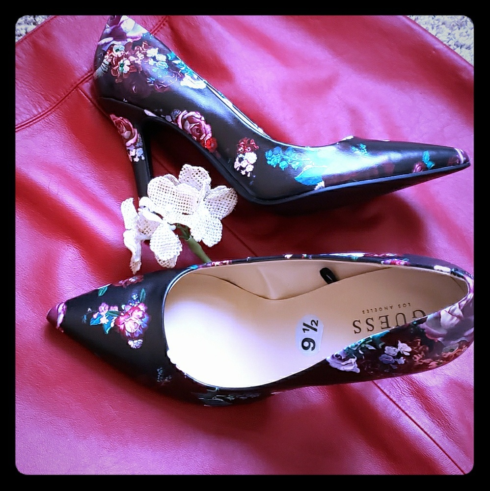 Floral GUESS pump shoe